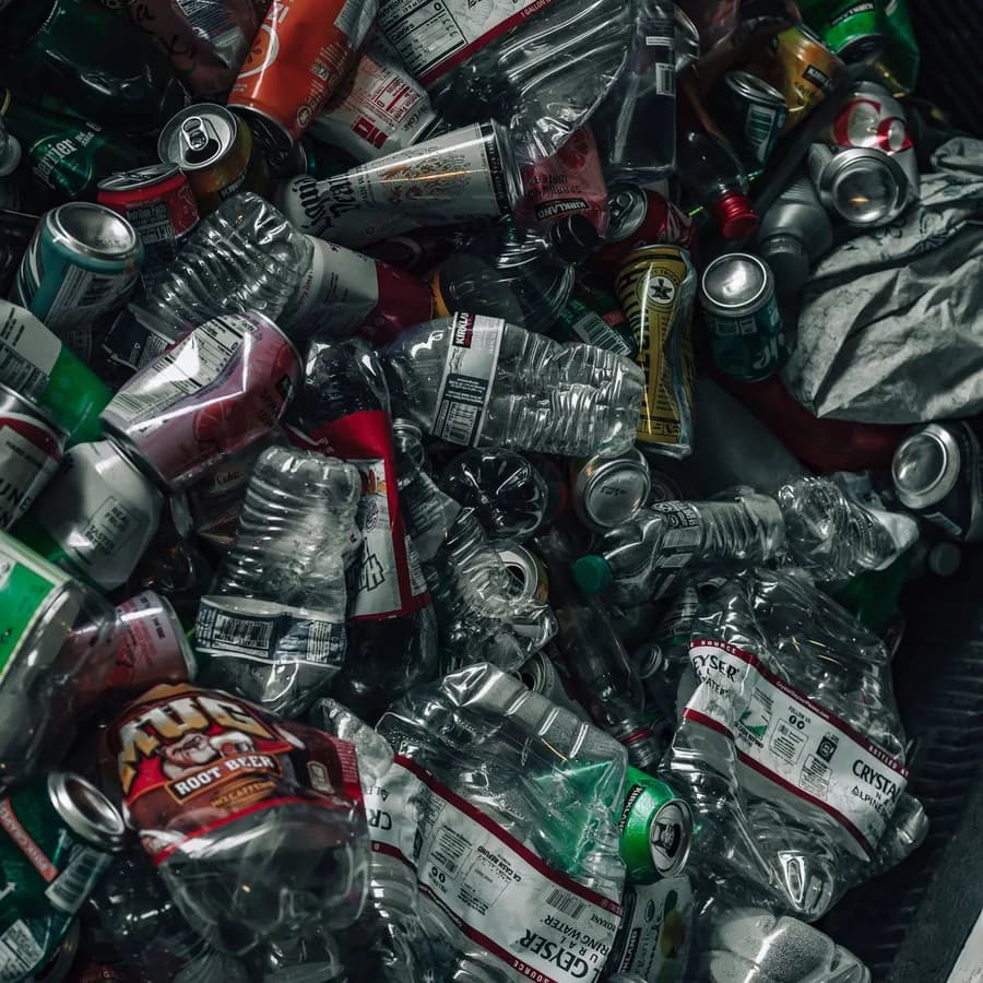 Botol plastik dan kaleng yang dipisahkan sebagai sampah anorganik