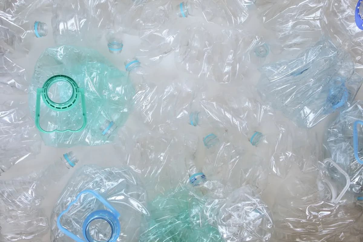 Botol plastik terpilah sebagai visual pencatatan transparansi